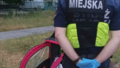 Dwójka dzieci w przyczepce rowerowej. Ojciec leżał na ziemi!