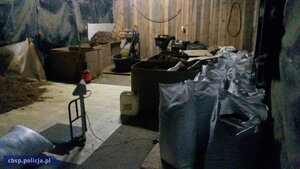 Policjanci z CBŚ rozbili międzynarodową grupa przestępczą produkującą i przemycającą papierosy