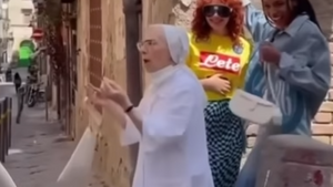 Brawo! Zobacz, jak włoska zakonnica zareagowała na całujące się modelki (VIDEO)