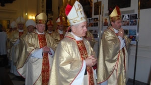 Media i katoliccy publicyści twierdzą, że polski Episkopat dopuści rozwodników do Komunii