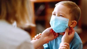 Maskowe szaleństwo: nauczyciel przykleja dzieciom maski do twarzy