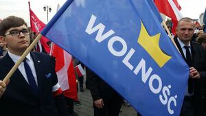 Fotorelacja z Marszu Wolności i Suwerenności. Był Korwin, Ziemkiewicz, Pyta.pl i flagi z słowiańską swastyką