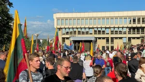 PILNE! Tłum domaga się DYMISJI rządu! Powodem obostrzenia dla niezaszczepionych!