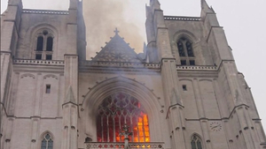 To uchodźca z Afryki podpalił katedrę w Nantes! Chciał się zemścić na Francji
