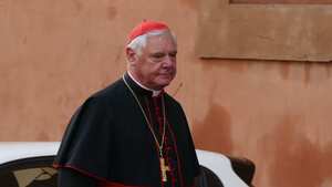 Papież Franciszek odsuwa konserwatywnego kardynała