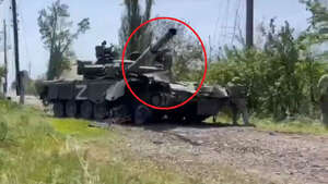 Niecodzienna akcja Ukraińca! Wskoczył na czołg i dał to do środka [WIDEO]