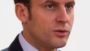 Na dzień przed wyborami we Francji wypłynęły maile Macrona
