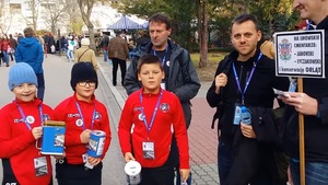 Polonia Warszawa kwestuje na Powązkach! Obok kwestowali narodowcy...