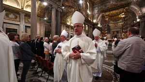 Bp Lechowicz: dla wielu Polaków za granicą Kościół staje się domem