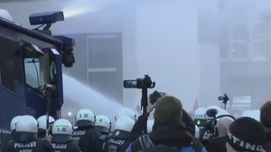 Niemiecka policja rozpędziła antyimigrancką demontrację z użyciem armatek wodnych