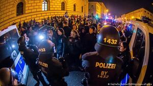 Policja BIERZE SIĘ za przeciwników restrykcji! TOTALNA KONTROLA?
