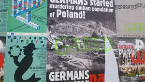 Skandal! W centrum Warszawy niszczą plakaty przypominające o niemieckich zbrodniach podczas II wojny światowej [ZDJĘCIA!!!]