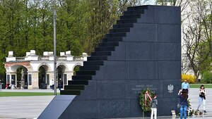 Mężczyzna wszedł na pomnik ofiar katastrofy smoleńskiej