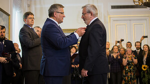 Skandal w przededniu rocznicy Powstania. Komorowski, na odchodne wręczył ordery gloryfikatorom UPA