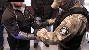 Policja zatrzymała dwóch mężczyzn podejrzanych o napady rabunkowe metodą na policjanta