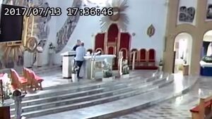 Profanacja Najświętszego Sakramentu! Komunię przesypali do reklamówki a wódkę pili z kielicha mszalnego [ZOBACZ WIDEO]