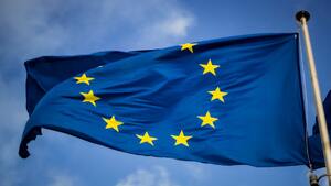 UE wbija Polsce NÓŻ W PLECY! Pieniądze za praworządność! 