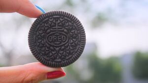 Oreo oswaja dzieci z nekrofilią? Oburzony widz złożył skargę na reklamę ciastek