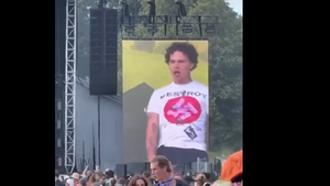 Raper przeprasza za „antyfaszystowską koszulę” odebraną jako „faszystowska”