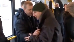 Ksiądz wsiada do autobusu i... To, co się stało, było niesamowite!
