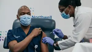 USA: Lekarze z Waszyngtonu stracą licencje medyczne, jeśli nie przyjmą szczepionki COVID