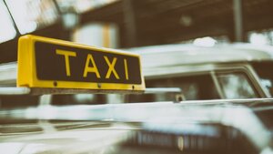 2 osoby w taksówce, brak zwrotów w sklepach - jakie ograniczenia jeszcze wprowadzą?