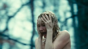 Dziewczyna z pociągu – emocjonujący kryminał z ważnym wątkiem społecznym