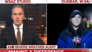 HIT! Dziennikarka wpadła pod auto w czasie pracy. Potem stało się TO [WIDEO]