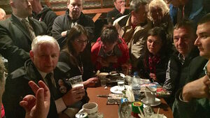 Prezes PiS przy piwku świętuje z klubem GP...