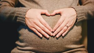 SZOKUJĄCE świadectwo niedoszłej ofiary aborcji! „Chwalę za to Boga”