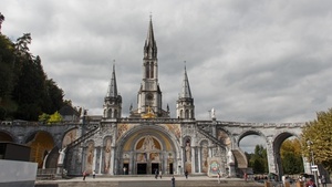 W Lourdes Matka Boska uzdrawia – by tego nie robiła, władze zamknęły sanktuarium