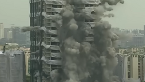 Zobacz nagranie z wysadzenia dwóch wieżowców w  Indiach (WIDEO)