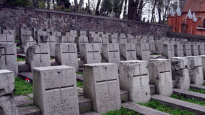 Niepokojące doniesienia z Wilna. Biało-czerwone szarfy zerwane z grobów polskich żołnierzy