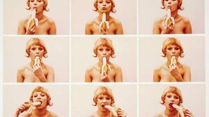 Debilna akcja pod Muzeum - Jedzenie bananów przed Muzeum Narodowym