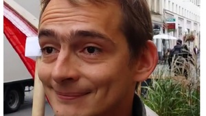 Jaś Kapela protestuje przeciwko Red is bad i wyzywa NSZ od zbrodniarzy