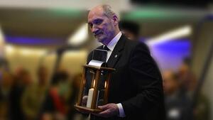 A. Macierewicz na święta: Nasza Ojczyzna, po raz pierwszy od wielu lat, stanęła w obliczu realnych zagrożeń