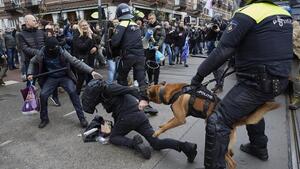 TŁUMY protestujących przeciwko segregacji! Policja BRUTALNIE przerwała protest! [ZOBACZ WIDEO]