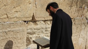 Berlin: Fala manifestacji jako reakcja na pobicie dwóch Żydów za noszenie jarmułek