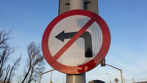 Upadek mitu założycielskiego III RP. AntyPiS do ataków na PiS używa PiSowskiej narracji