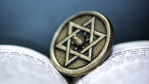 Walka o prawdę historyczną a dogmaty zjawiska sakralizacji holocaustu