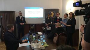 Sprzeczność z Konstytucją aborcji i małżeństw gejów. Tęczowa stolica Trzaskowskiego. Ordo Iuris