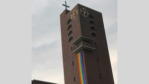 GIGASKANDAL! Potężna flaga w barwach LGBT na wieży kościoła w Münster! (FOTO)