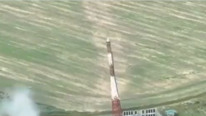 Rosyjska wieża przewróciła się w kilka sekund. Nagranie hitem (WIDEO)