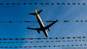 Uda się powstrzymać NIELEGALNĄ migrację? "Wstrzymać samoloty na 10 dni!"