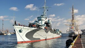 Najstarszy niszczyciel wpłynie na polskie morze