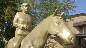 SZOK! W Niemczech powstał pomnik Merkel na koniu! "Wielki przywódca"
