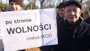 Geje i Żydzi na marszu KOD w Warszawie. Kontrmanifestant spisany przez policje