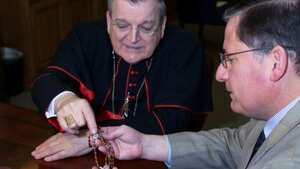 Kardynał Burke wzywa do różańcowego szturmu do nieba