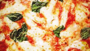 Włochy: na zaproszenie kardynała  imigranci  jedzą pizzę i kanapki w głównej nawie katedry