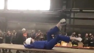 HIT! Tak wygląda MOBILIZOWANIE Rosjan? Zorganizowano pokaz striptizu w zakładzie metalurgicznym